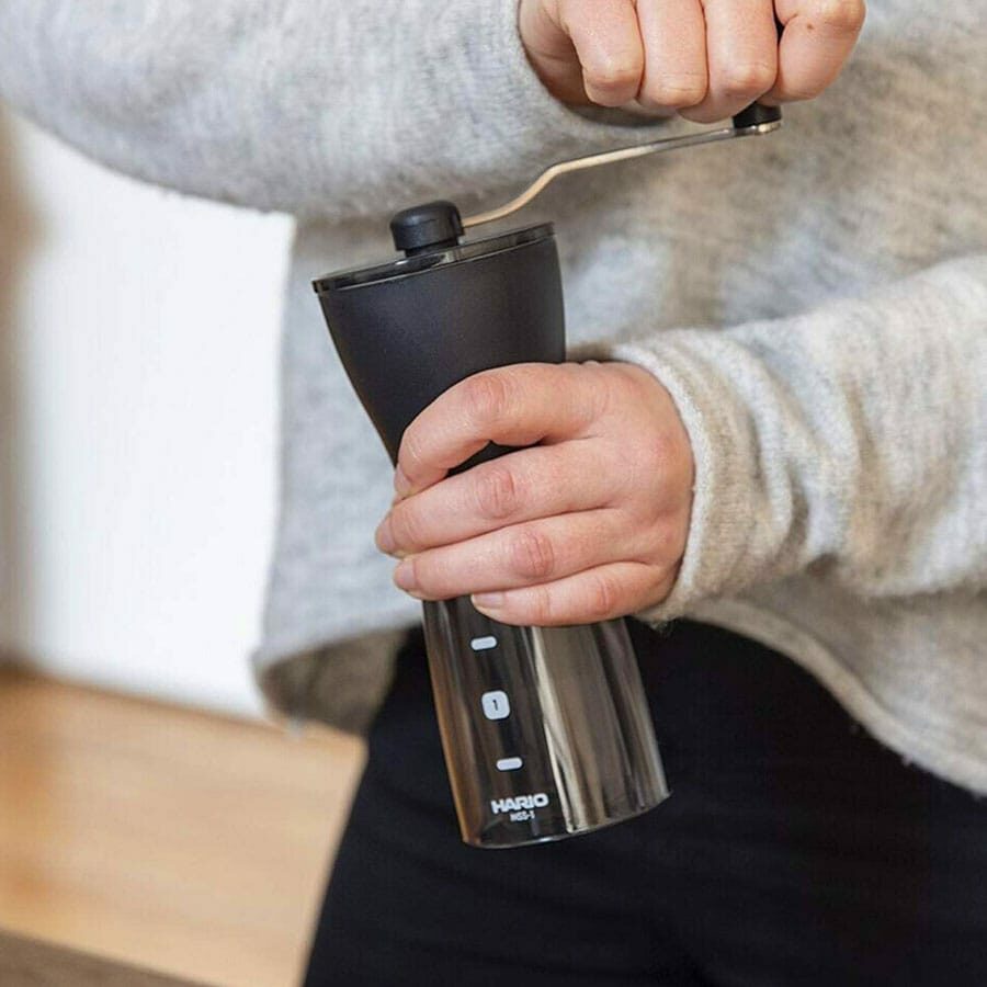 HARIO Mini Mill molinillo de café manual para café de especialidad. Nos brinda una molienda consistente gracias al diseño de sus muelas cónicas de cerámica.