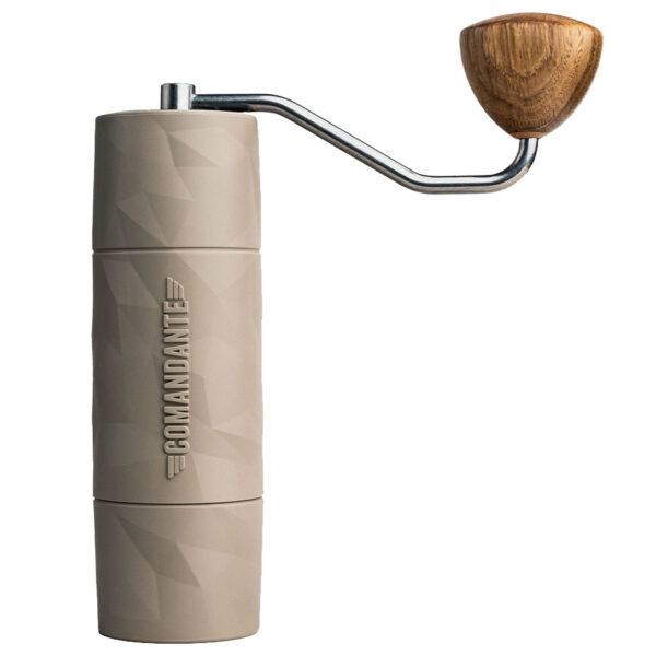Molinillo de café manual Comandante C40 X25 Trailmaster Dune con fresas cónicas de acero inoxidable martensítico con un alto contenido en nitrógeno altamente resistentes a las dentaduras.