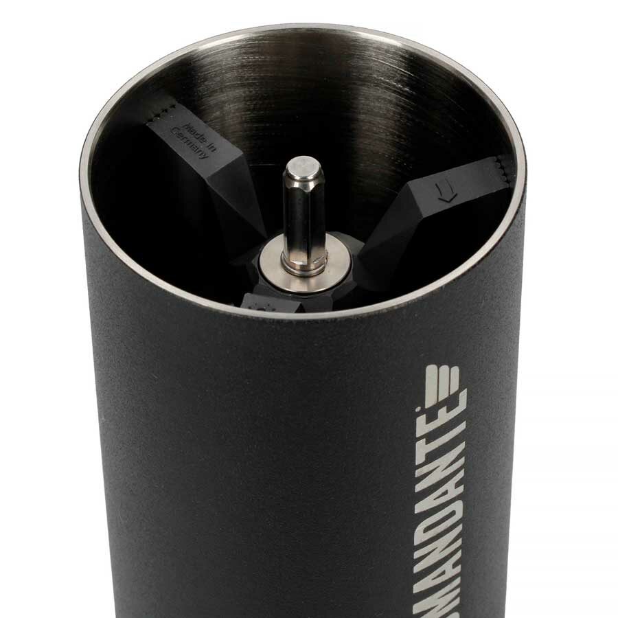 Molinillo de café manual Comandante C40 con fresas cónicas de acero inoxidable martensítico con un alto contenido en nitrógeno altamente resistentes a las dentaduras.