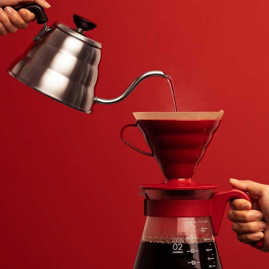 Dripper Hario V60 02 - Plástico 2 Preparando V60 con dripper Hario 02 rojo