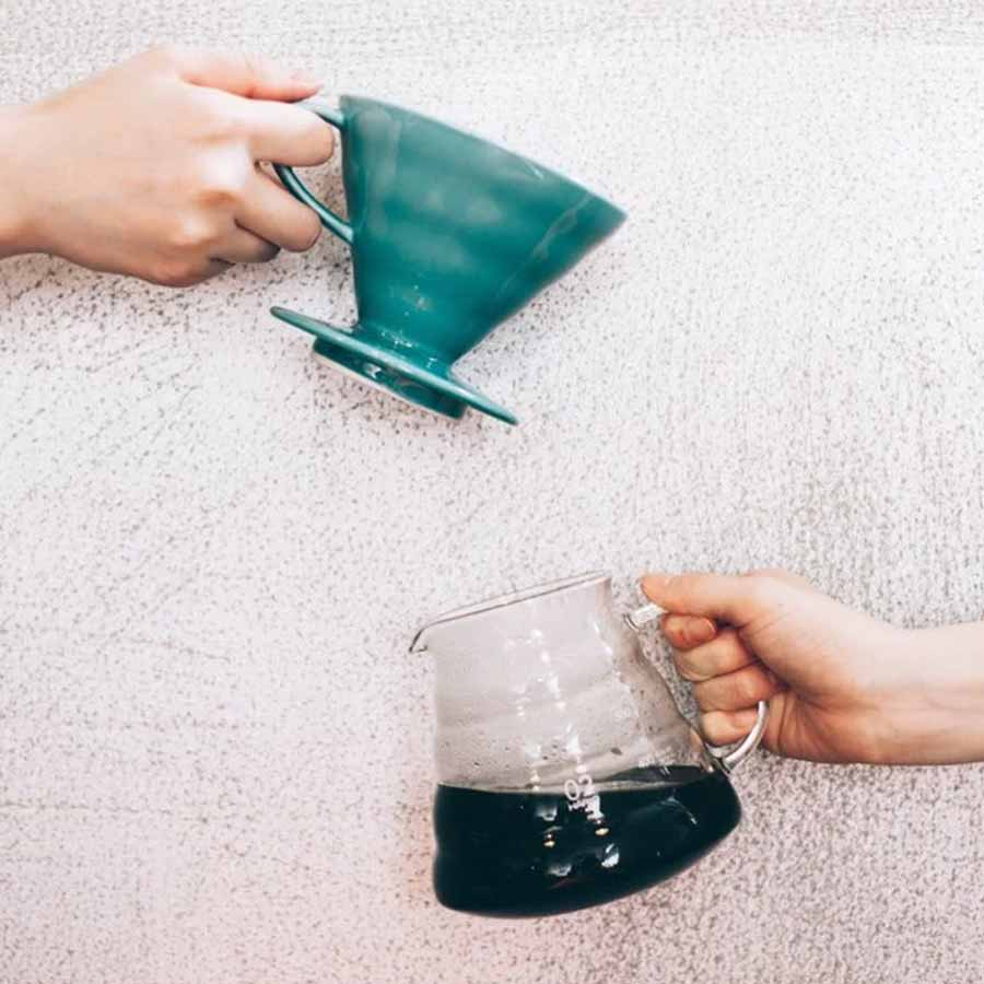 Dripper Hario V60 02 - Cerámica 2 Jarra de café con dripper hario v60 02 cerámica turquesa