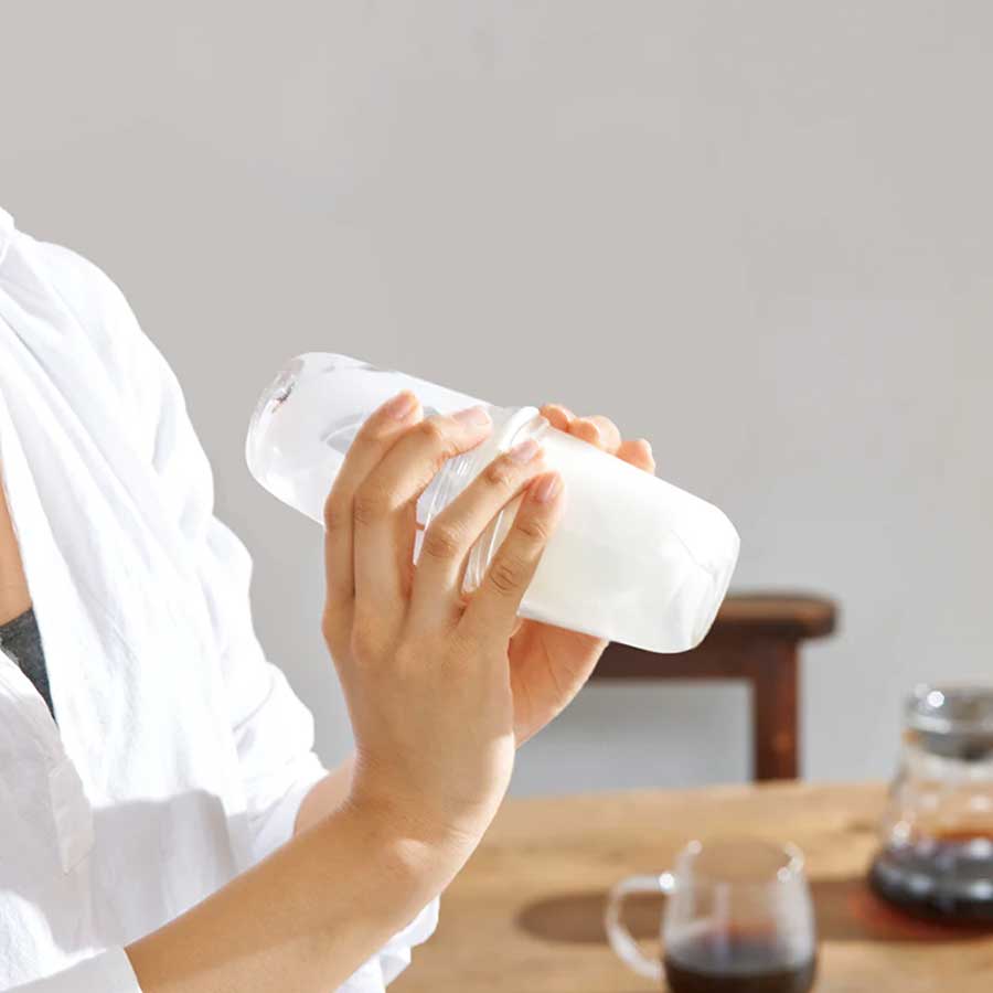 Hario Latte Shaker 2 Espumando leche con Hario Latte Shaker