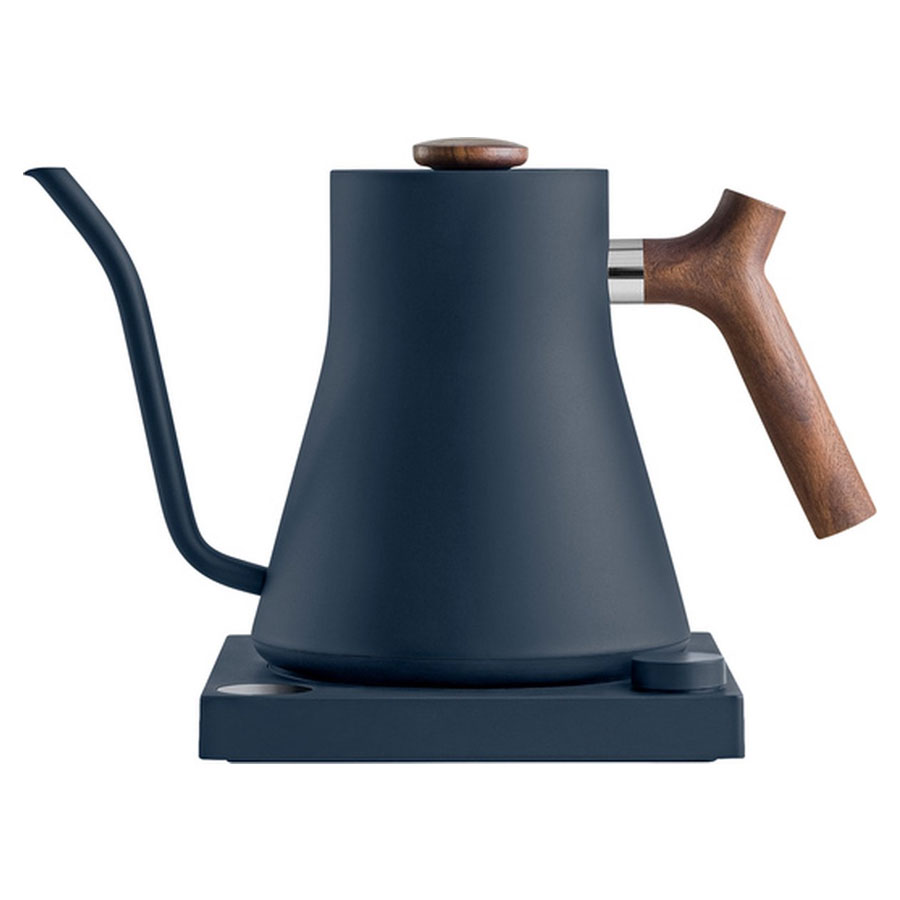 Fellow Kettle azul con mango de madera. El hervidor de agua eléctrico ideal para café de especialidad