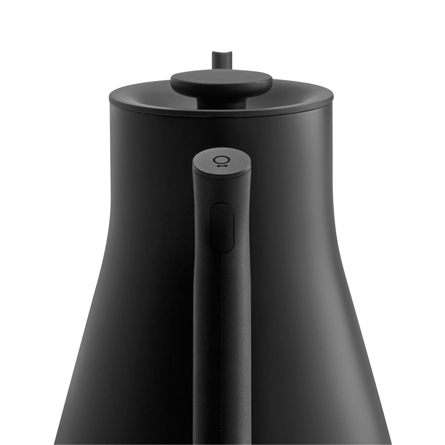 Fellow Kettle - Hervidor Eléctrico Stagg EKG PRO 3 Detalle de hervidor eléctrico para café con cuello de cisne Fellow kettle Stagg EKG PRO color negro mate