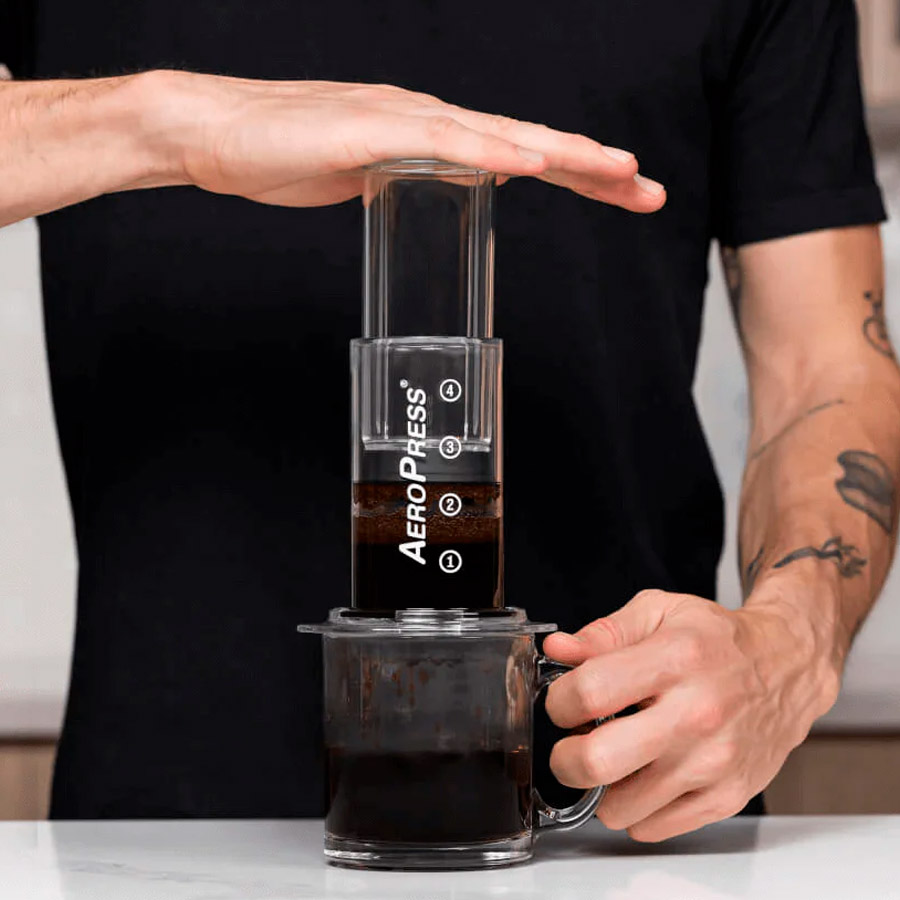 AeroPress Clear 4 Preparando café con cafetera Aeropress Clear