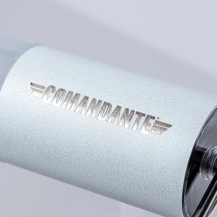 Comandante C40 MK4 Snow White Coffee Grinder 3 Detalle del cuerpo superior del molinillo manual para café Comandante C40 MK4 Snow White