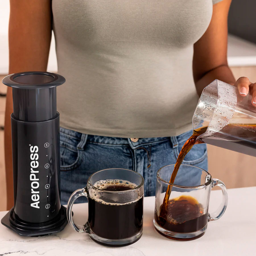 AeroPress XL 4 Preparando café americano con cafetera AeroPress XL