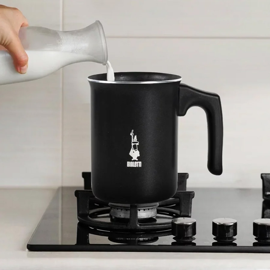 Espumador de Leche Manual Bialetti 3 Calentando leche en la hornilla con espumador de leche manual Bialetti