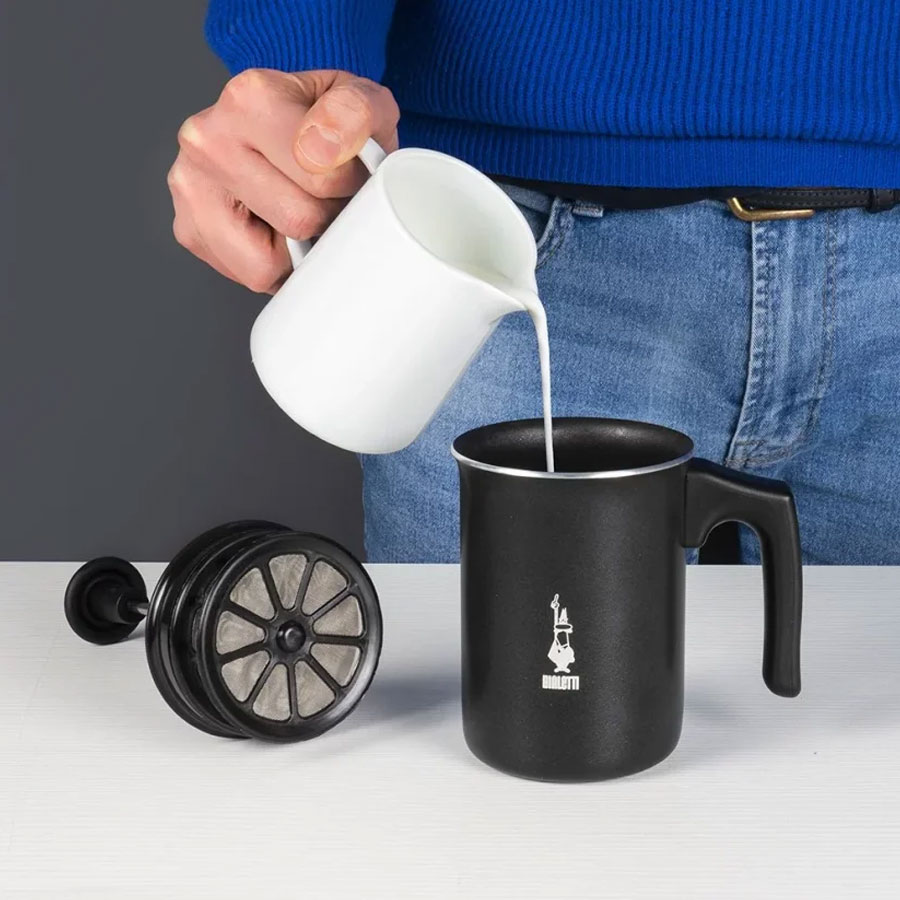 Espumador de Leche Manual Bialetti 4 Haciendo espuma de leche con el espumador de leche manual de la marca Bialetti color negro